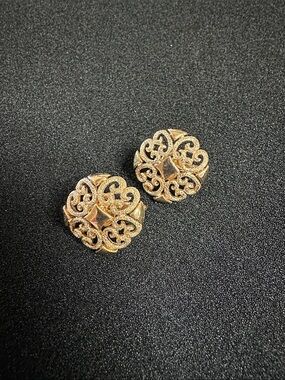 Vintage Avon Precious Pretenders Gold Tone Filigree Scroll Clip On Earrings